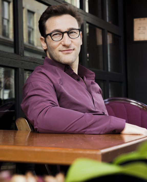 SIMON SINEK – Being Present, Being You